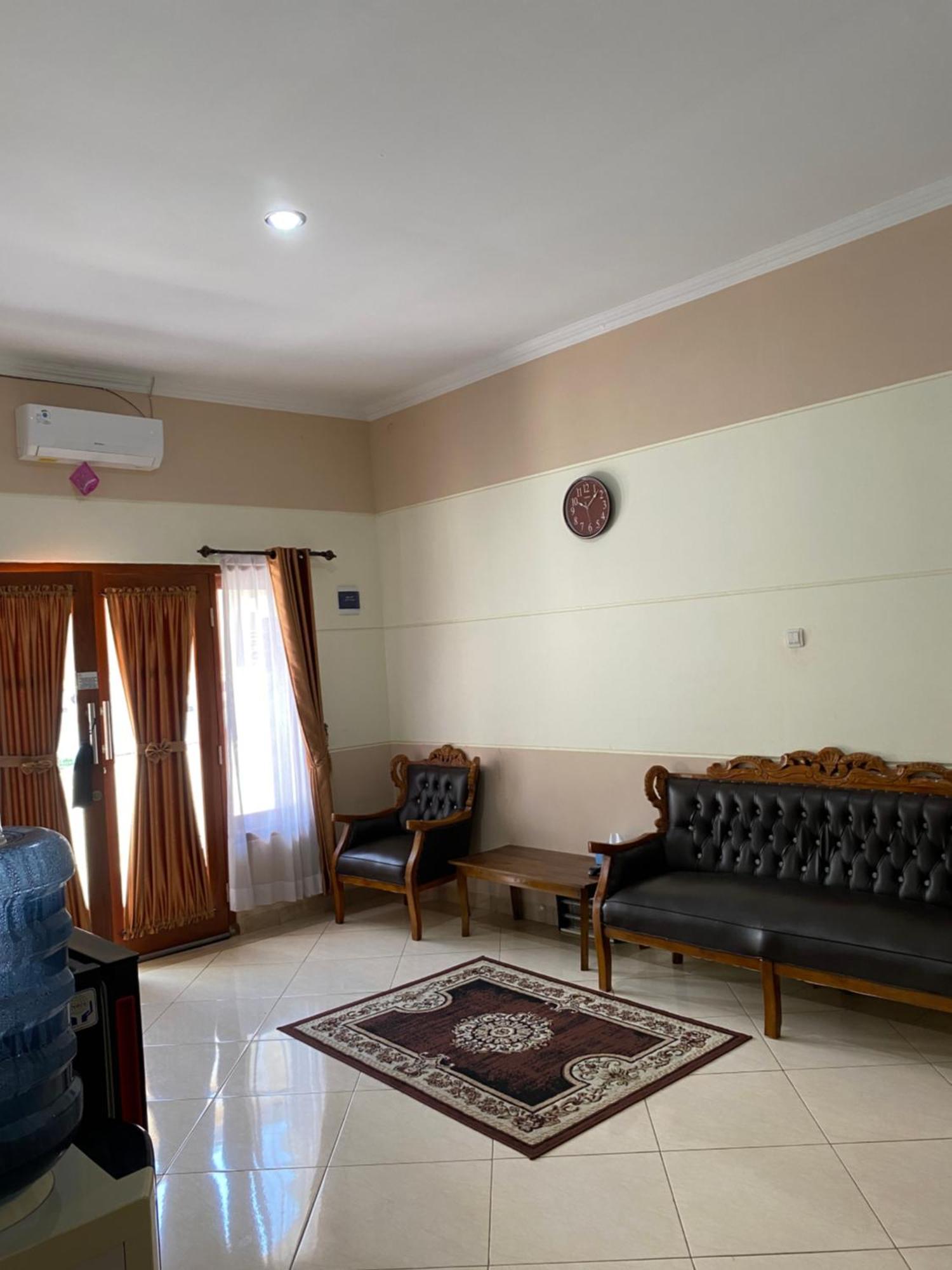 Adiputra Guesthouse 2 By Homiq Ngabean Luaran gambar