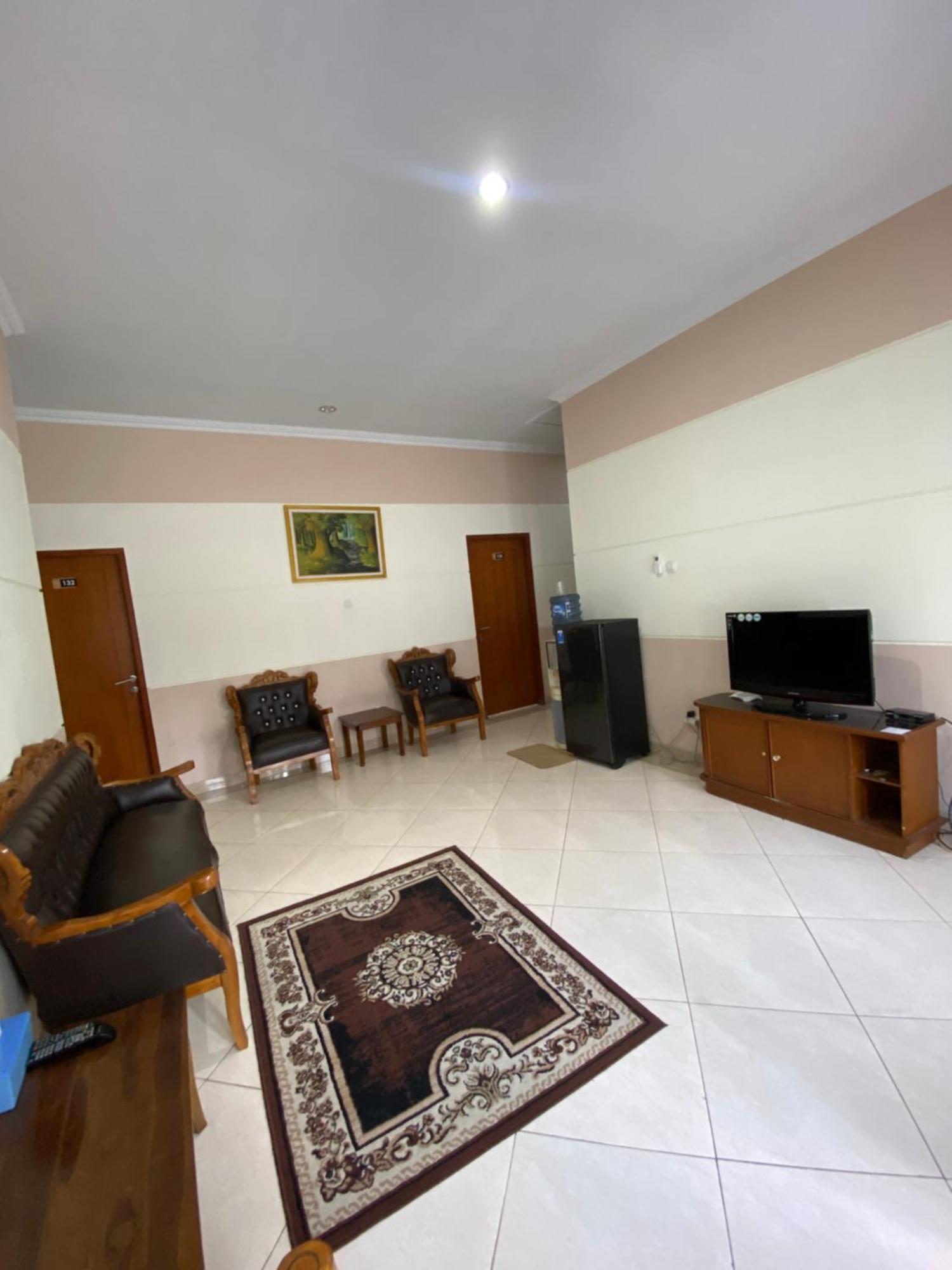 Adiputra Guesthouse 2 By Homiq Ngabean Luaran gambar